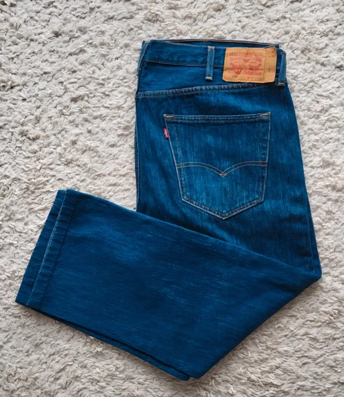 Jean Levi's bleu Taille 52 FR raccourci en L30 - photo numéro 2
