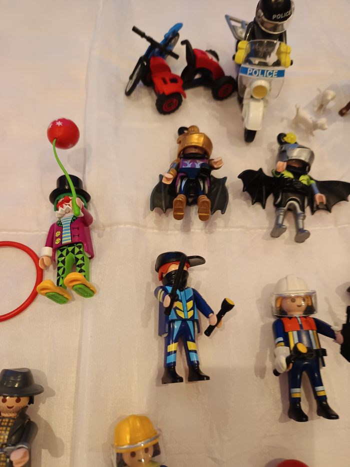 Playmobil ensemble d'environ 20 personnages et accessoires