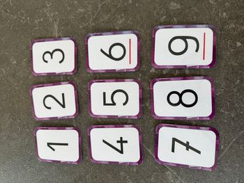 Cartes plastifiées pour apprendre à compter tour violet