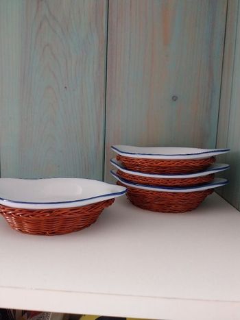 Lot de 4 coupelles gratin avec support en rotin
