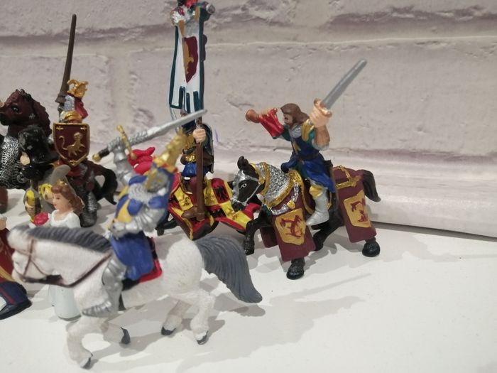 Mini figurines plastoy  princesses chevaliers... - photo numéro 3