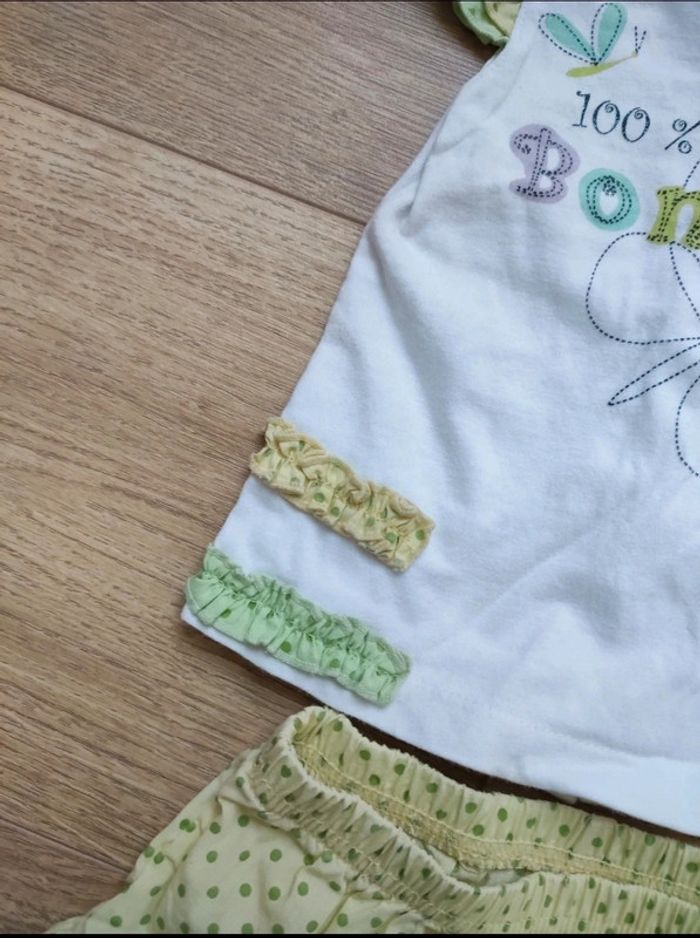 Ensemble jupe t-shirt manches courtes 3 mois
Très bon état - photo numéro 4