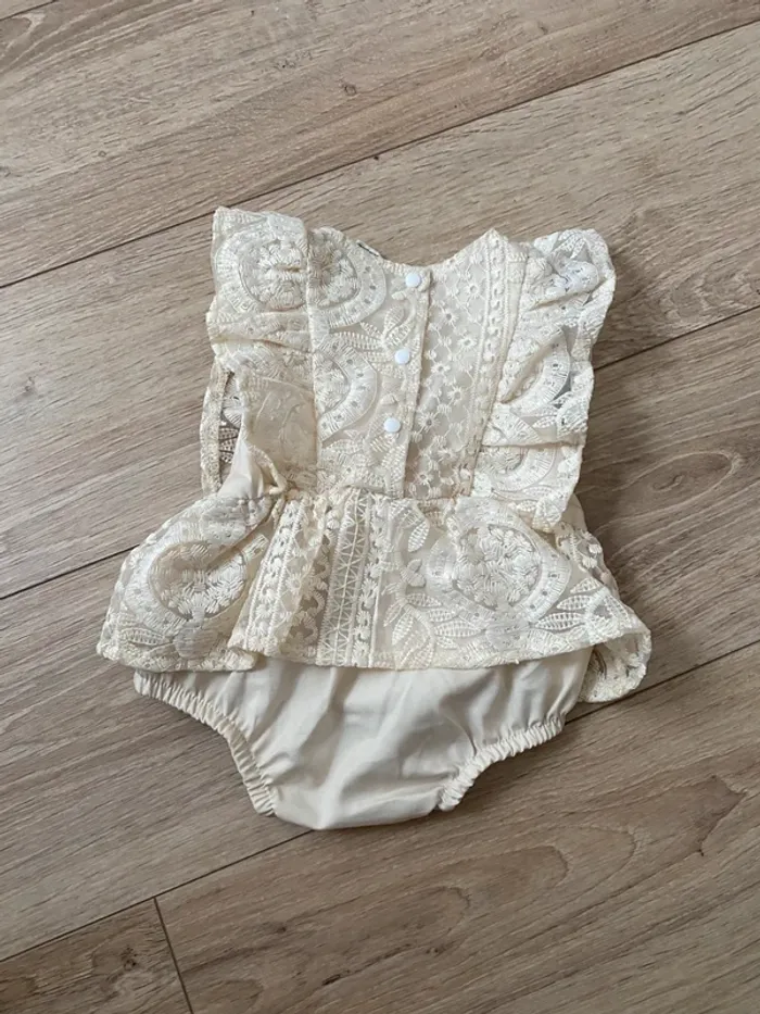 Body bébé fille en dentelle beige - photo numéro 2