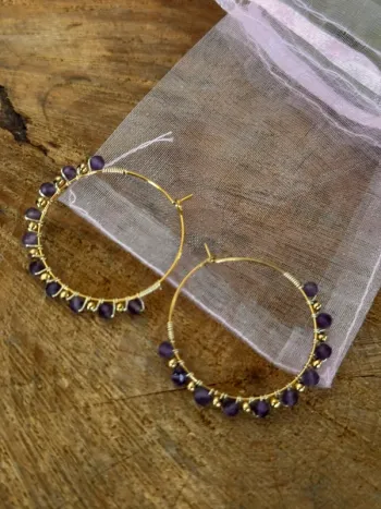 Boucles d’oreilles créoles moyenne acier inoxydable or perles violettes amazonites habaha Paris