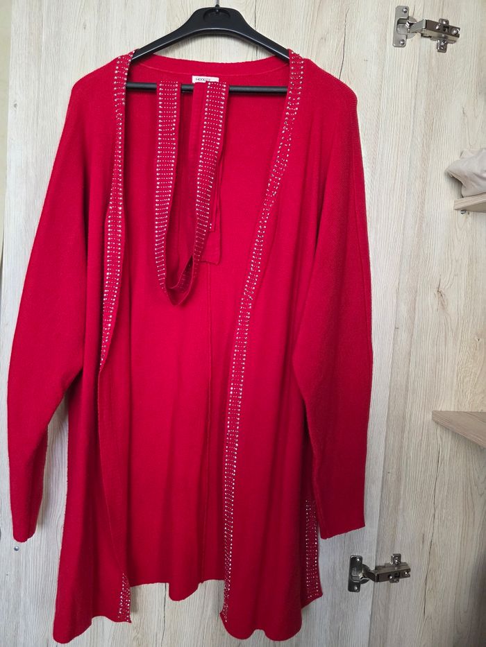 GILET FEMME ROUGE AVEC CEINTURE STRASS TAILLE UNIQUE D'UN 34/40 MARQUE MOOCCI - photo numéro 2