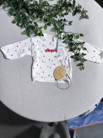 ✨ Pull blanc tout doux avec des petites 🍒 cerises brodées dessus.