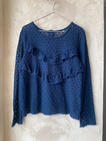 Blouse marine ajourée volantée M