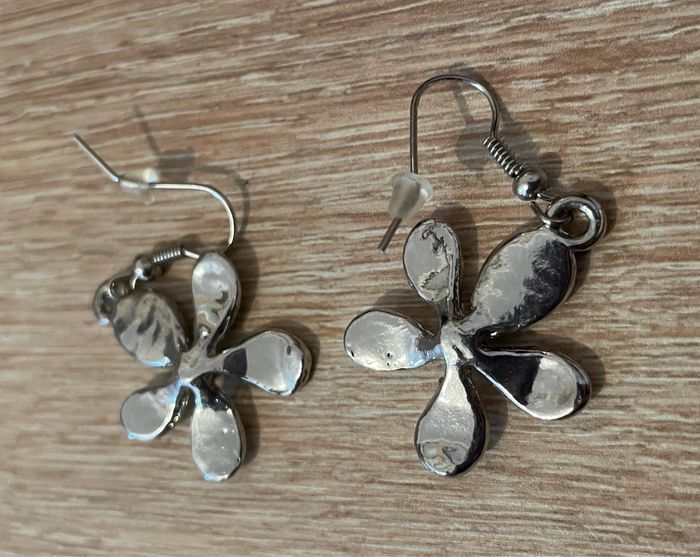 Boucles d’oreilles fleurs blanches - photo numéro 4