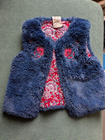 Veste sans manches dpam 2 ans bleu broderies du pareil au mêmetrès jolies motifs – ultra douce 