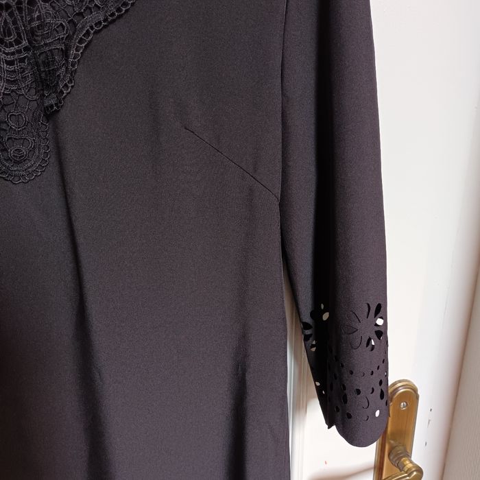 Robe noire droite avec broderies - photo numéro 5