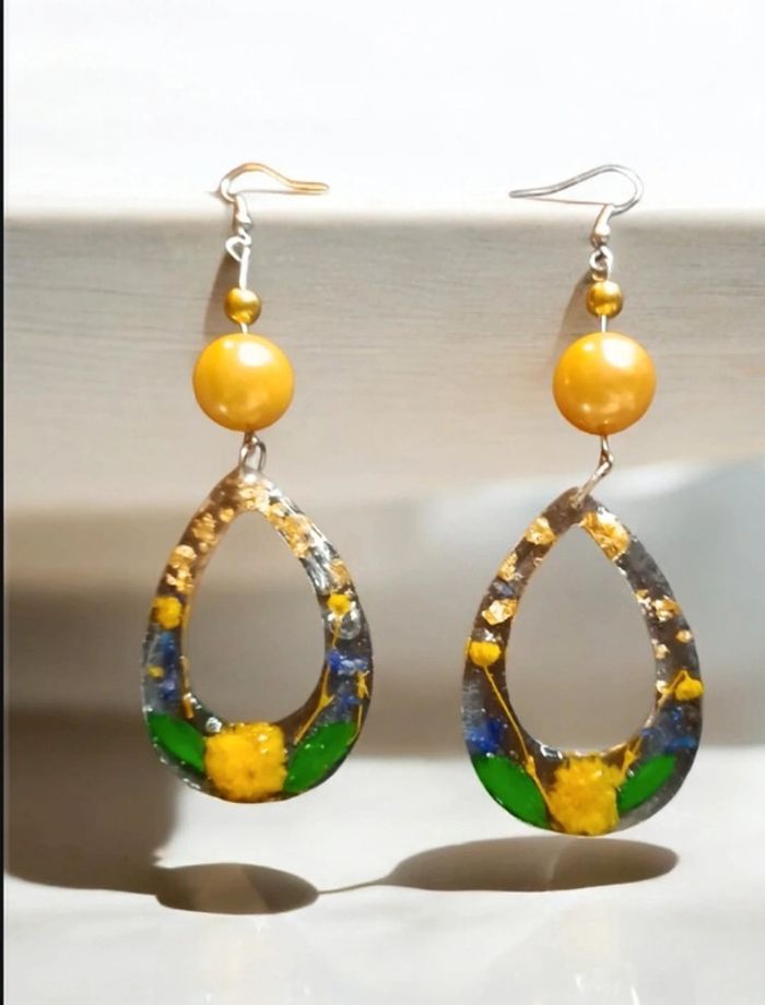 Boucles d'oreilles pendante en résine florale - photo numéro 3