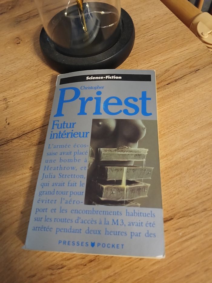LIVRE FUTUR INTERIEUR DE CHRISTOPHER PRIEST