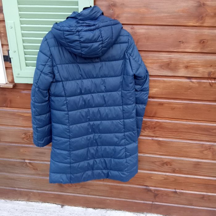 Doudoune bleu-marine longue.