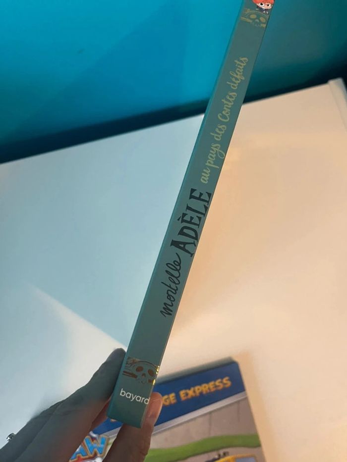 Livre bande dessinée morelle Adèle au pays des contes défaits - photo numéro 2