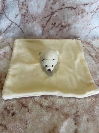 Doudou plat Winnie l’ourson ours jaune grelot Disney Carrefour