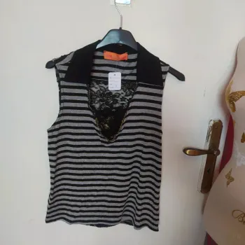 32- débardeur, taille S, quinze heure trente