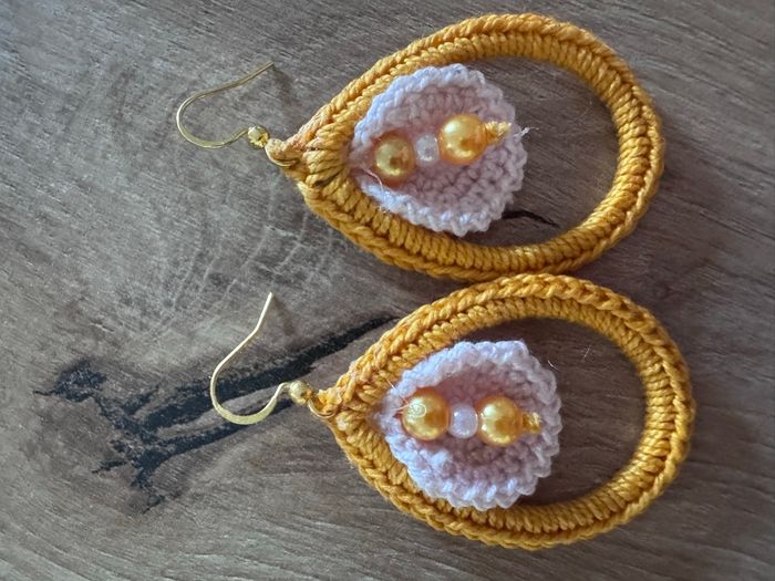 Boucles d’oreilles crochet goutte dorée faites main