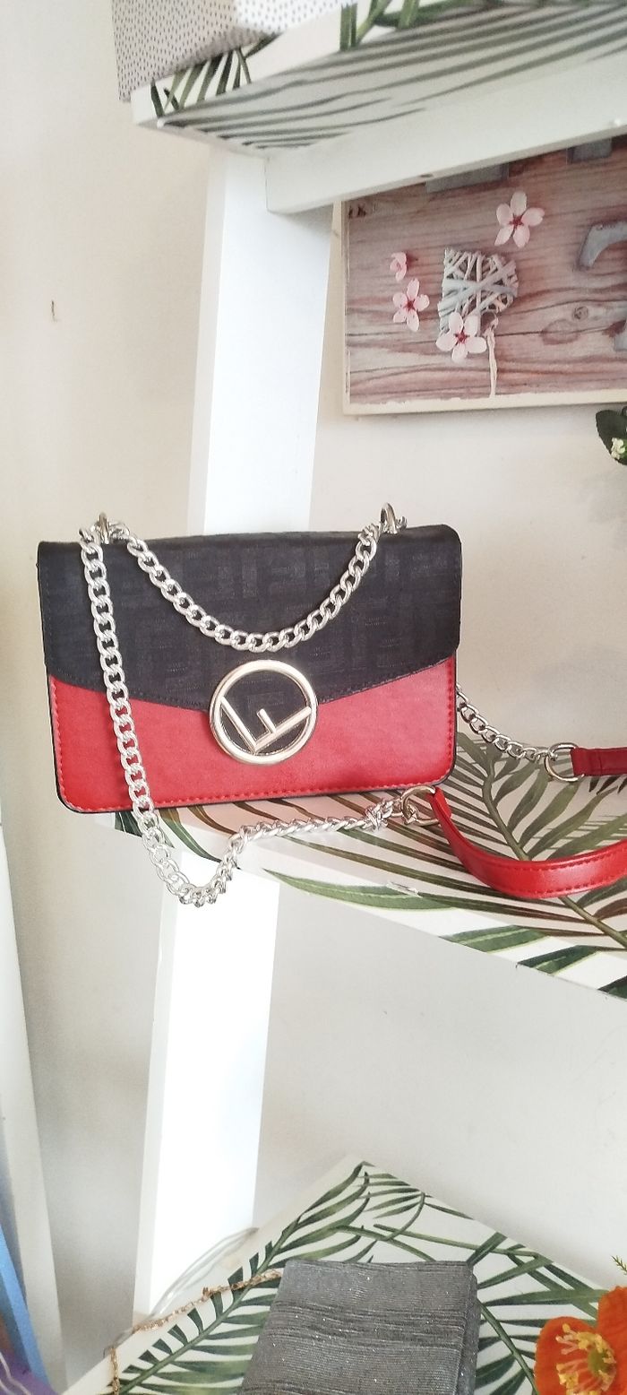 ✨ Sac Fendi bandoulière petit modèle – Daim noir & rouge vif – Authentique ✨ - photo numéro 4