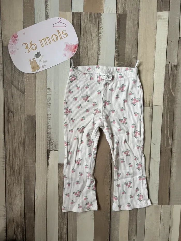 Legging fille C&A 92 cm – Blanc côtelé fleuri, doux & stylé