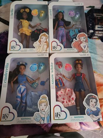 Lot de quatre poupées ily doll Disney store