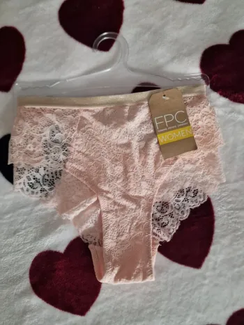 Culotte rose en dentelle