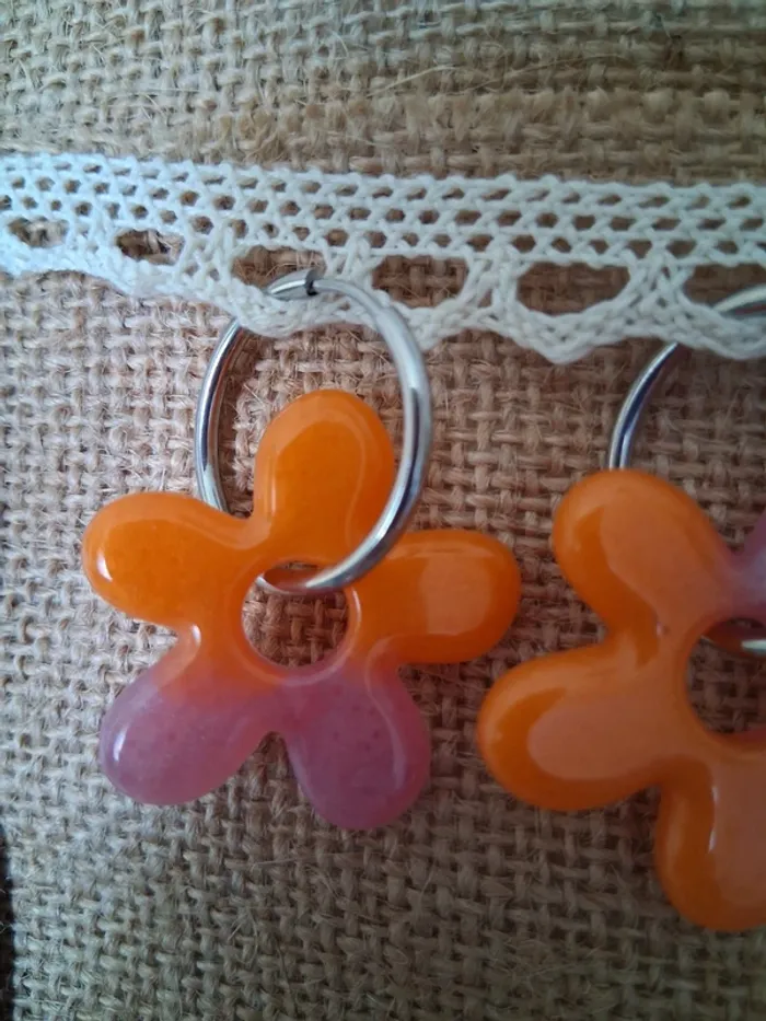 1 paire de boucles d'oreilles anneaux grandes pampilles fleurs résine - photo numéro 3