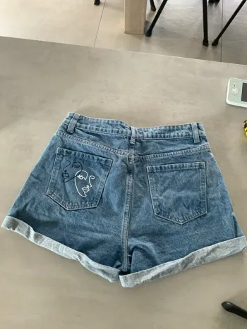 Short en jean taille 38 avec visage sur la poche