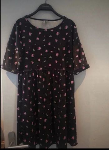 Robe noir à fleurs effet velours