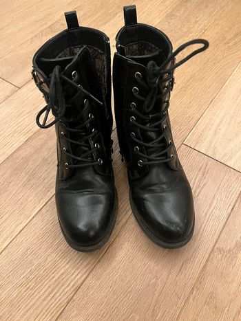 Vends paires de bottines noires a ficeler et zipper philov de chaussea taille 39 bon etat