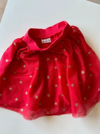 Jupe rouge en tulle à étoiles dorées