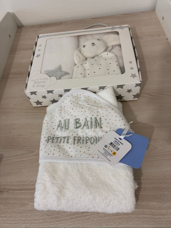 Couverture + Doudou lapin+ Cape de bain
