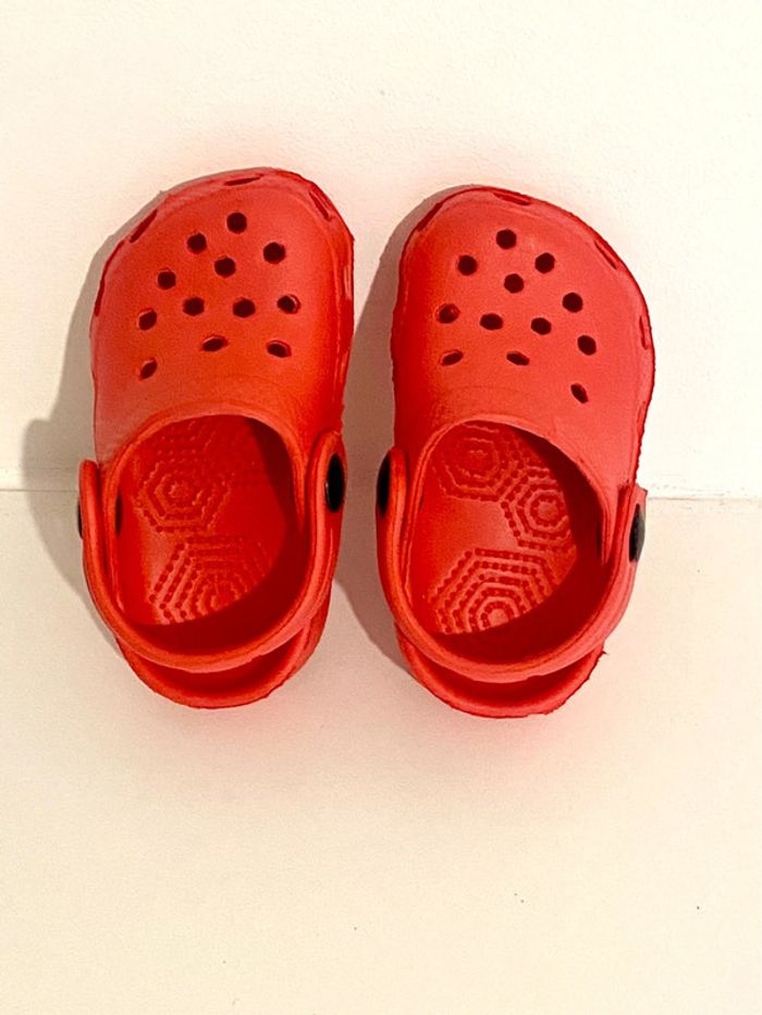 Chaussures bébé type crocs taille 19 NEUVES