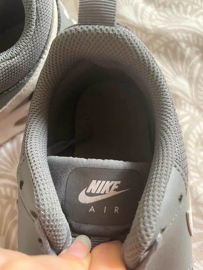 Baskets Nike air grises et blanches 🦋 - photo numéro 3