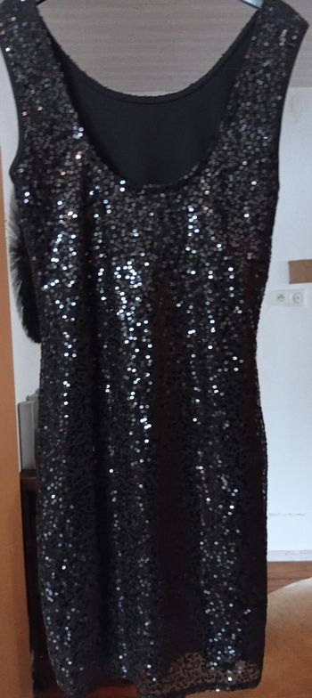 Robe noire avec sequins