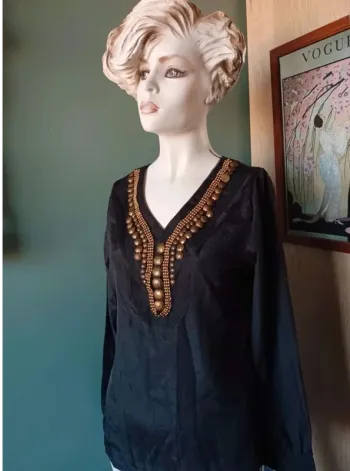 Blouse noire et perles dorées S
