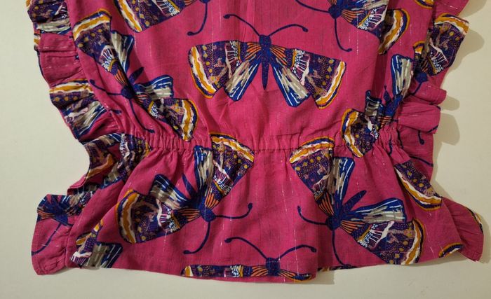 Blouse fuschia imprimée de papillons et avec des liserés argentés - photo numéro 3