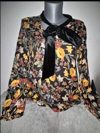 Blouse Zara Trafaluc manches longues, excellent état.