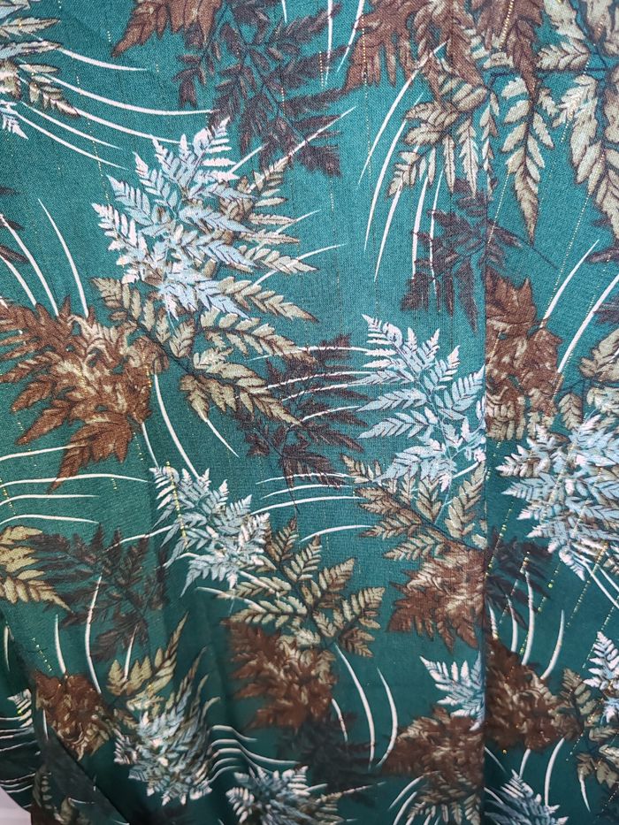 Robe verte avec motif feuillage et des liserais doré - photo numéro 3