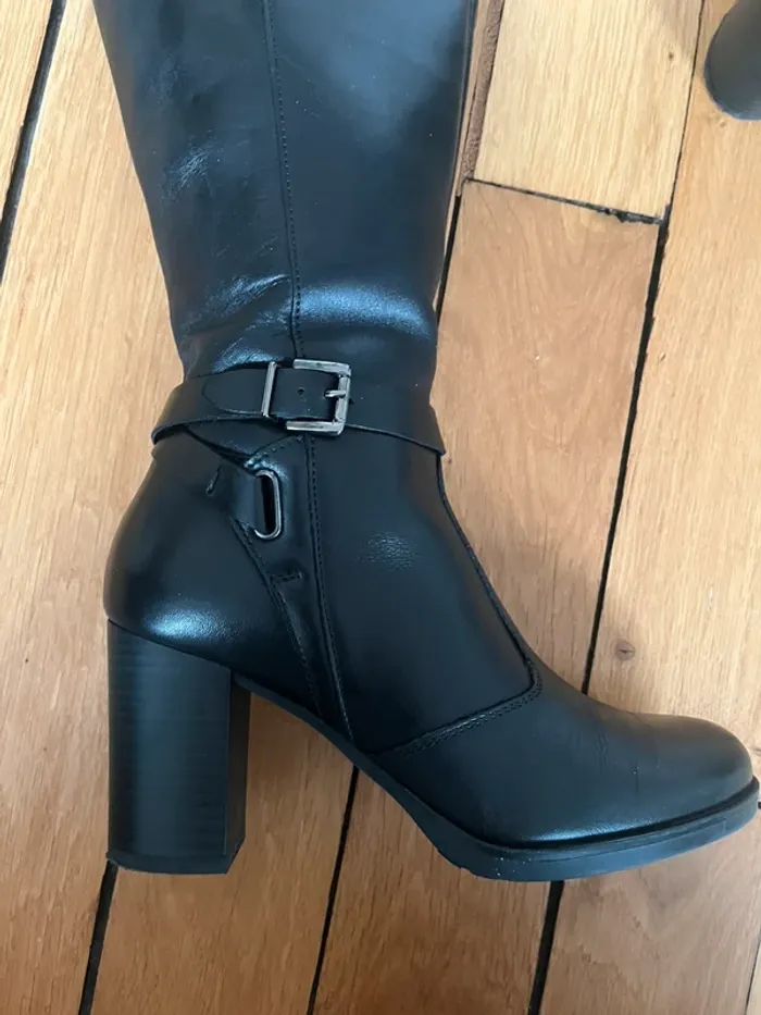 Bottes hautes en cuir à talons noire André taille 38 comme neuve - photo numéro 2