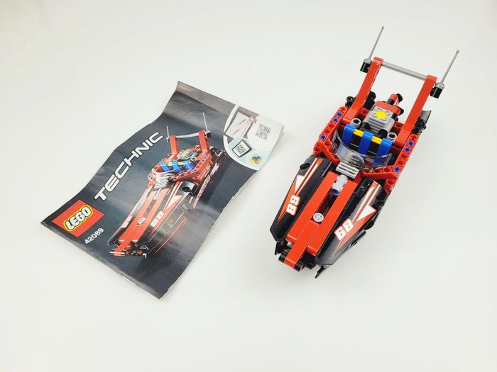Bateau de course Lego Technic - rèf. 42089 - photo numéro 9