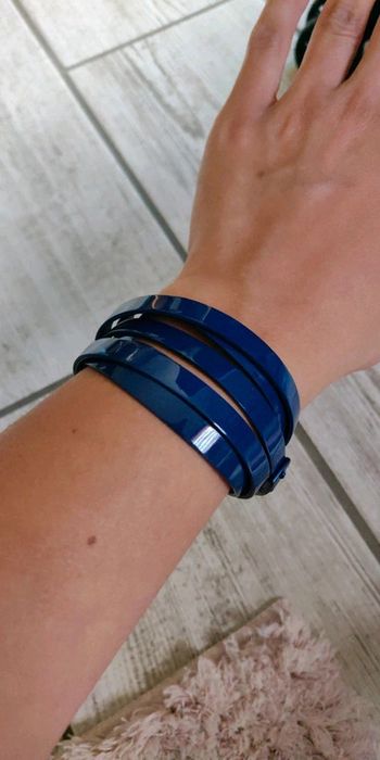 Bracelet swatch bleu marine et ses attaches