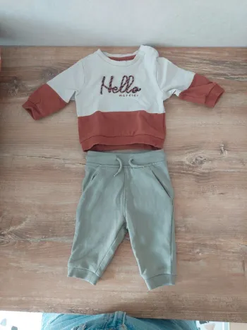 Ensemble pull + pantalon t. 3 mois