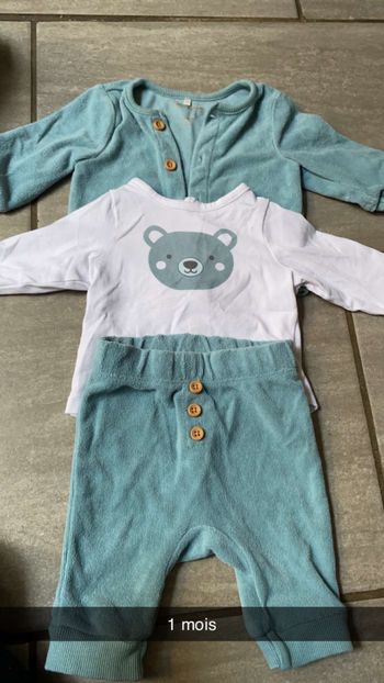 Ensemble 1 mois en très bonne état