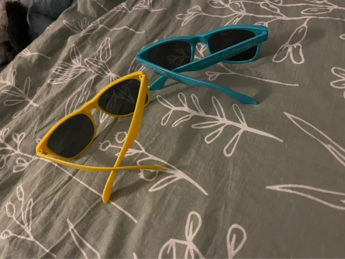 Deux paires de lunettes de soleil - photo numéro 4