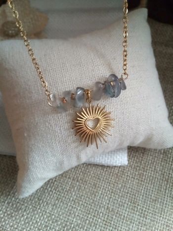 Collier en pierres naturelles de labradorite et pendentif coeur soleil