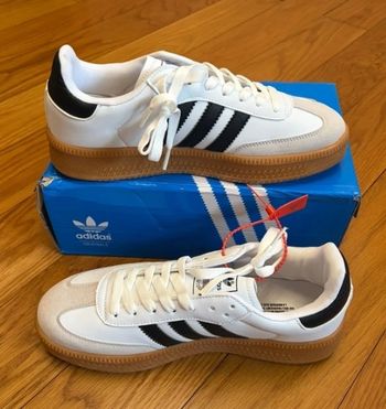Adidas Samba.
38