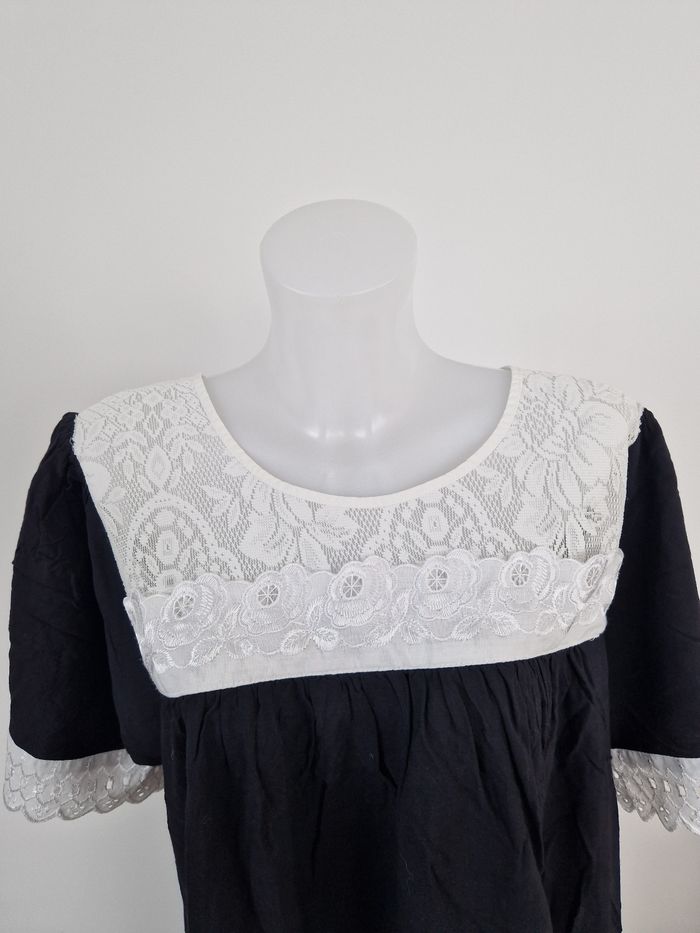 Robe polynésienne noire fleurie avec détail dentelle - photo numéro 2