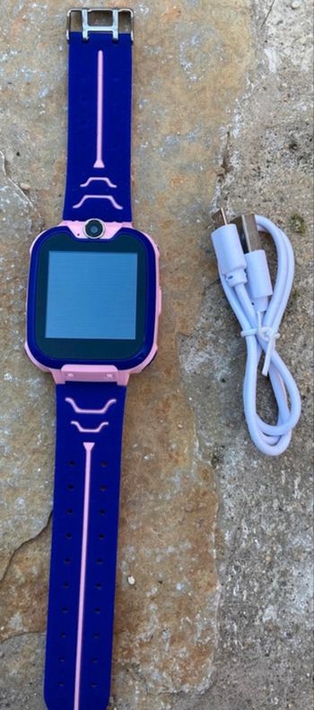 Montre connecté enfant couleur violette et rose avec câble