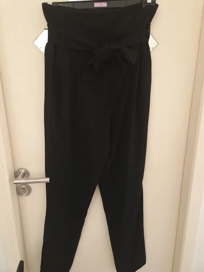 Pantalon noir avec ceinture taille M