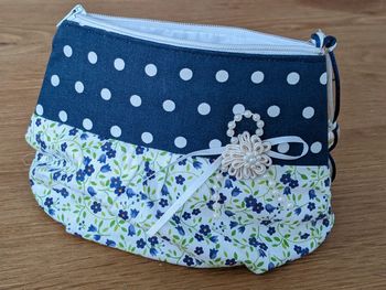 Pochette à pois et fleurie